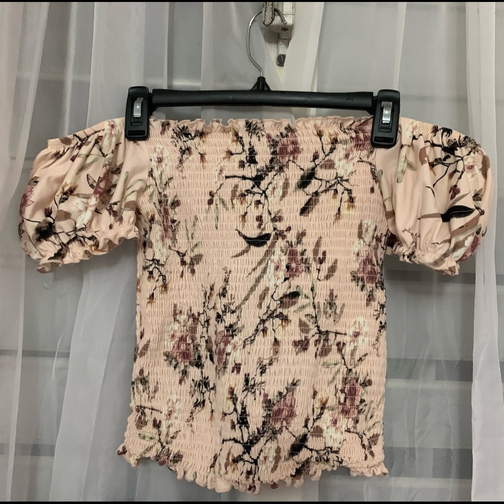 Fitted flutter top. Size M. From Rainbow